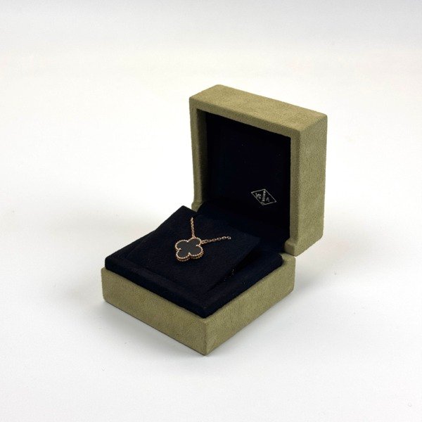 b202602994-van-cleef-arpels-vca-onyx-alhambra-necklace-2 Van Cleef & Arpels (VCA) | Onyx Alhambra Necklace