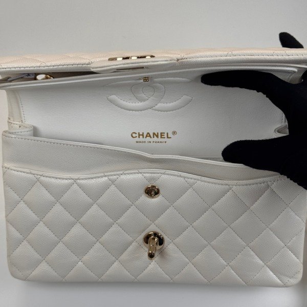 Chanel | Medium Classic Flap Caviar