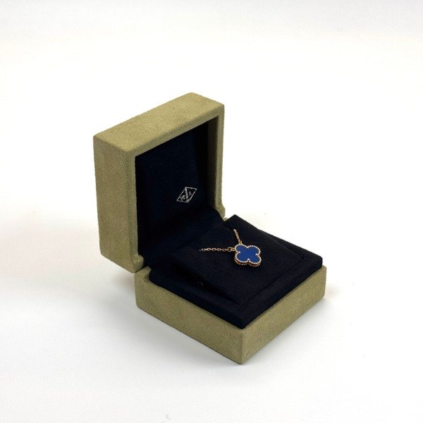 c2026021000-van-cleef-arpels-vca-agate-alhambra-pendant-1 Van Cleef & Arpels (VCA) | Agate Alhambra Pendant