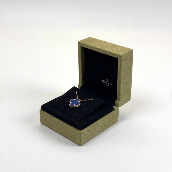 c2026021000-van-cleef-arpels-vca-agate-alhambra-pendant-2 Van Cleef & Arpels (VCA) | Agate Alhambra Pendant