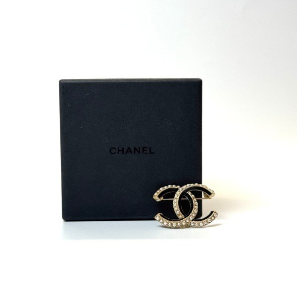 b2026011066-chanel-brooch Pre-Owned/ Pre-Loved/ Second-Hand Chanel Brooch, Others in Gold, White, Black Color, Size, Front View