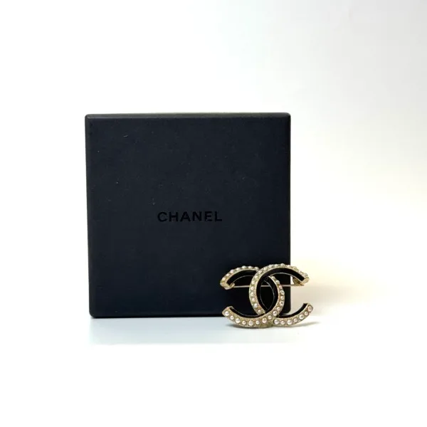 b2026011066-chanel-brooch Pre-Owned/ Pre-Loved/ Second-Hand Chanel Brooch, Others in Gold, White, Black Color, Size, Front View