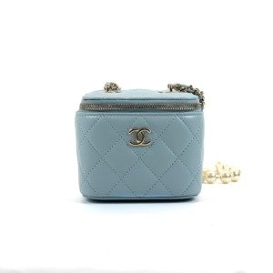 b202601982-chanel-pearl-strap-mini-vanity Pre-Owned/ Pre-Loved/ Second-Hand Chanel Pearl Strap Mini Vanity, Bag in Baby Blue, Light Gold Hardware Color, Mini Size, Front View