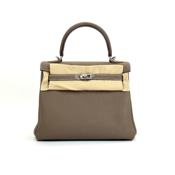 b2026061054-hermes-kelly-25-togo-1 Pre-Owned/ Pre-Loved/ Second-Hand Hermes Kelly 25 Togo, Bag in Etoupe, Palladium Hardware Color, 25cm Size, Front View