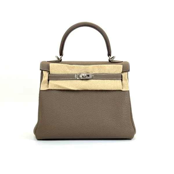 b2026061054-hermes-kelly-25-togo-1 Pre-Owned/ Pre-Loved/ Second-Hand Hermes Kelly 25 Togo, Bag in Etoupe, Palladium Hardware Color, 25cm Size, Front View