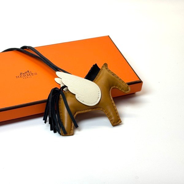 b2026061057-hermes-pegasus-charm Pre-Owned/ Pre-Loved/ Second-Hand Hermes Pegasus Charm, Others in Tri Colour (Sesame, Black, White) Color, Size, Front View