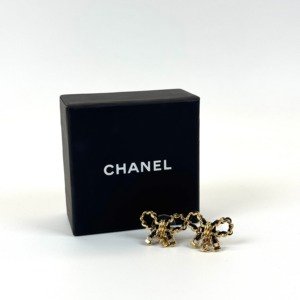 Pre-Owned/ Pre-Loved/ Second-Hand Chanel Ribbon Bow CC Earring, Earring in Black, Gold Color, 2.5 x 1.5 cm Size, Front View