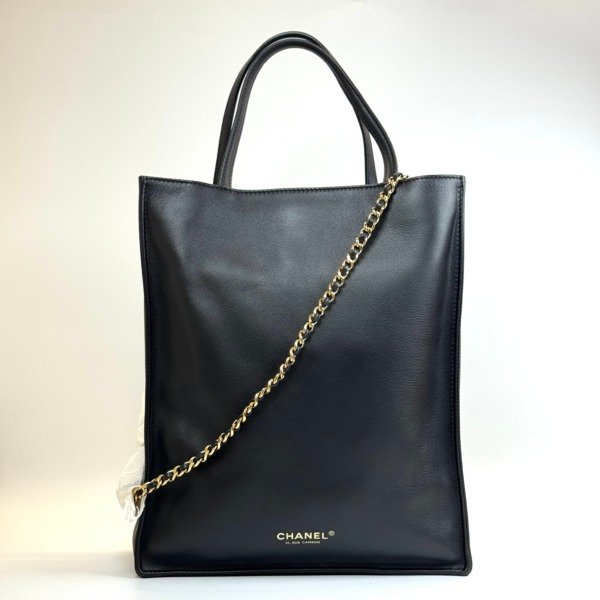 b2026011118-chanel-small-shopping-tote-calfskin-detachable-strap Pre-Owned/ Pre-Loved/ Second-Hand Chanel Small 26A Shopping Tote Calfskin Detachable Strap, Bag in Black, Burgurndy Interior, Gold Hardware Color, 28.5 x 23.5 x 9.5cm Size, Front View