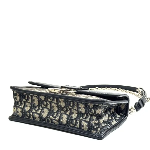 b2026131098-dior-30-montaigne-east-west-6 Dior | 30 Montaigne East West