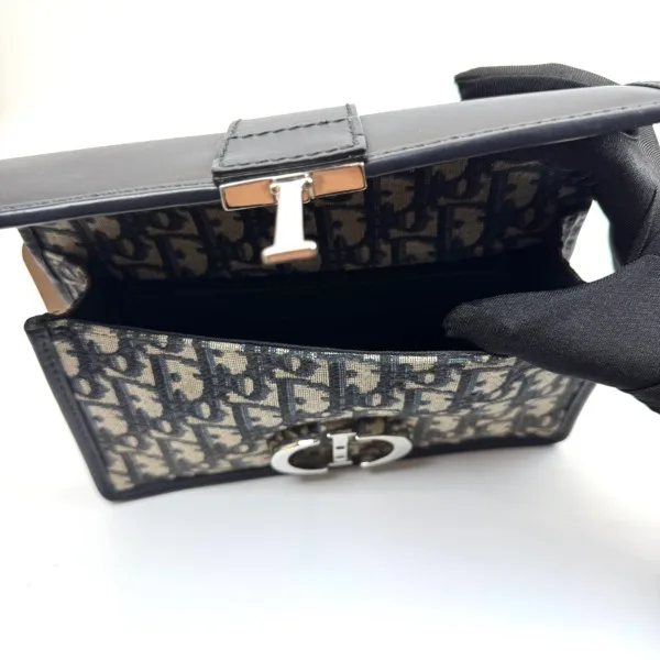 b2026131098-dior-30-montaigne-east-west-7 Dior | 30 Montaigne East West