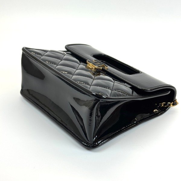 c2026011079-chanel-top-handle-cc-graphic-catch-patent-5 Chanel | Top Handle CC Graphic Catch Patent
