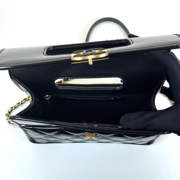 c2026011079-chanel-top-handle-cc-graphic-catch-patent-7 Chanel | Top Handle CC Graphic Catch Patent