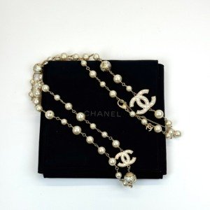 b2026011133-chanel-pearl-long-necklace Pre-Owned/ Pre-Loved/ Second-Hand Chanel Pearl Long Necklace, Necklace in White, Gold Hardware Color, Size, Front View