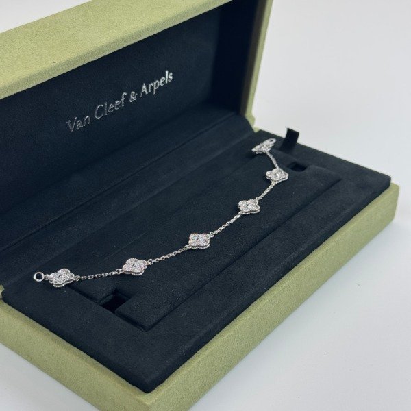 c2026021182-van-cleef-arpels-vca-6-motif-diamond-sweet-alhambra-bracelet-3 Van Cleef & Arpels (VCA) | 6 Motif Diamond Sweet Alhambra Bracelet