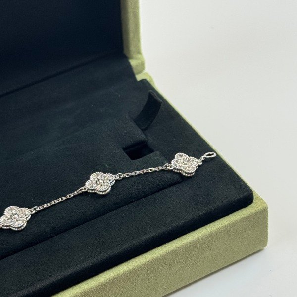 c2026021182-van-cleef-arpels-vca-6-motif-diamond-sweet-alhambra-bracelet-4 Van Cleef & Arpels (VCA) | 6 Motif Diamond Sweet Alhambra Bracelet